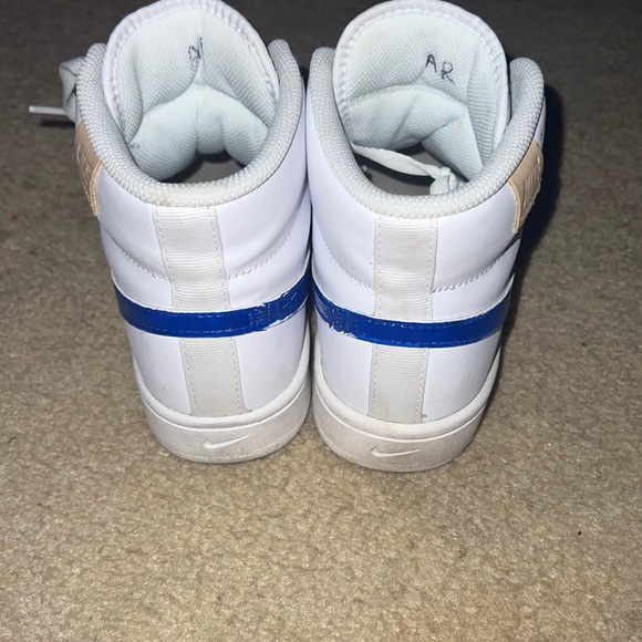 Nike - Picture 2 of 4